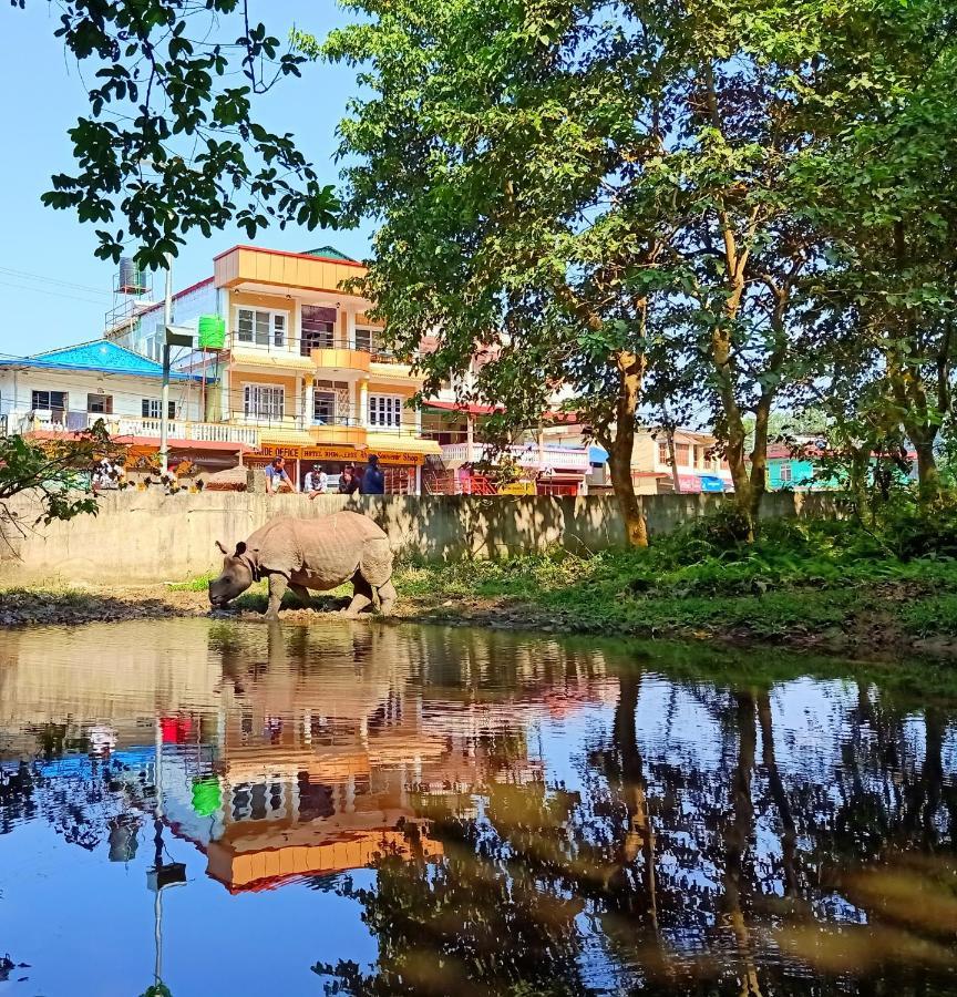 Hotel Rhinoceros-Homestay Sauraha Bagian luar foto