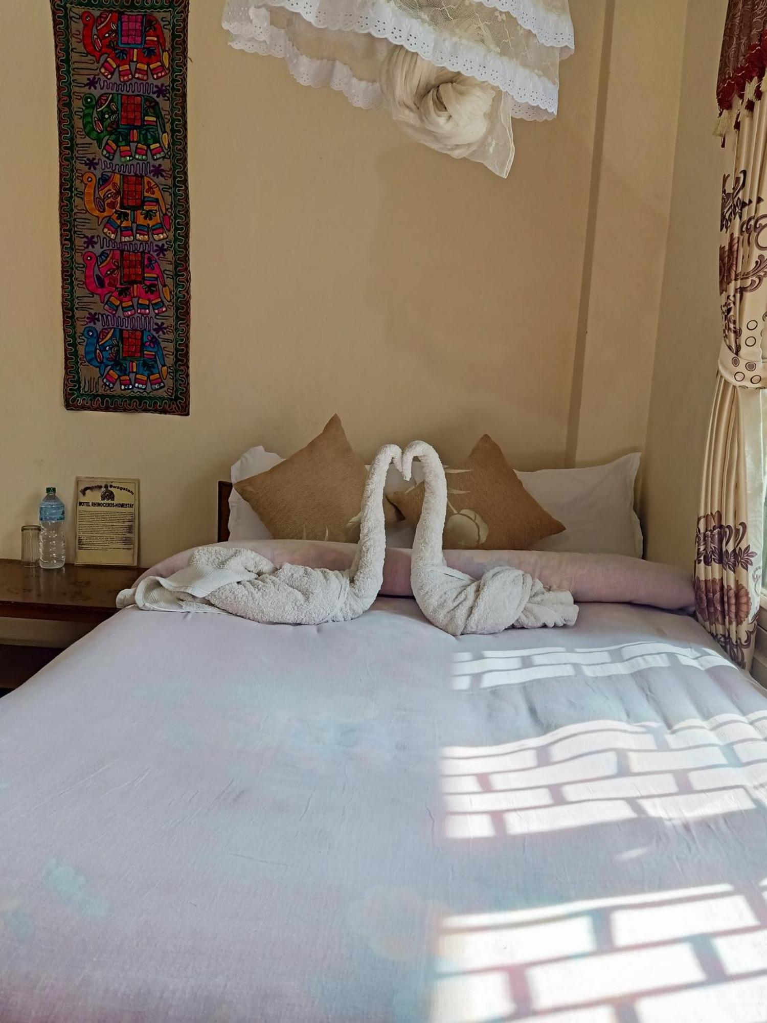 Hotel Rhinoceros-Homestay Sauraha Bagian luar foto