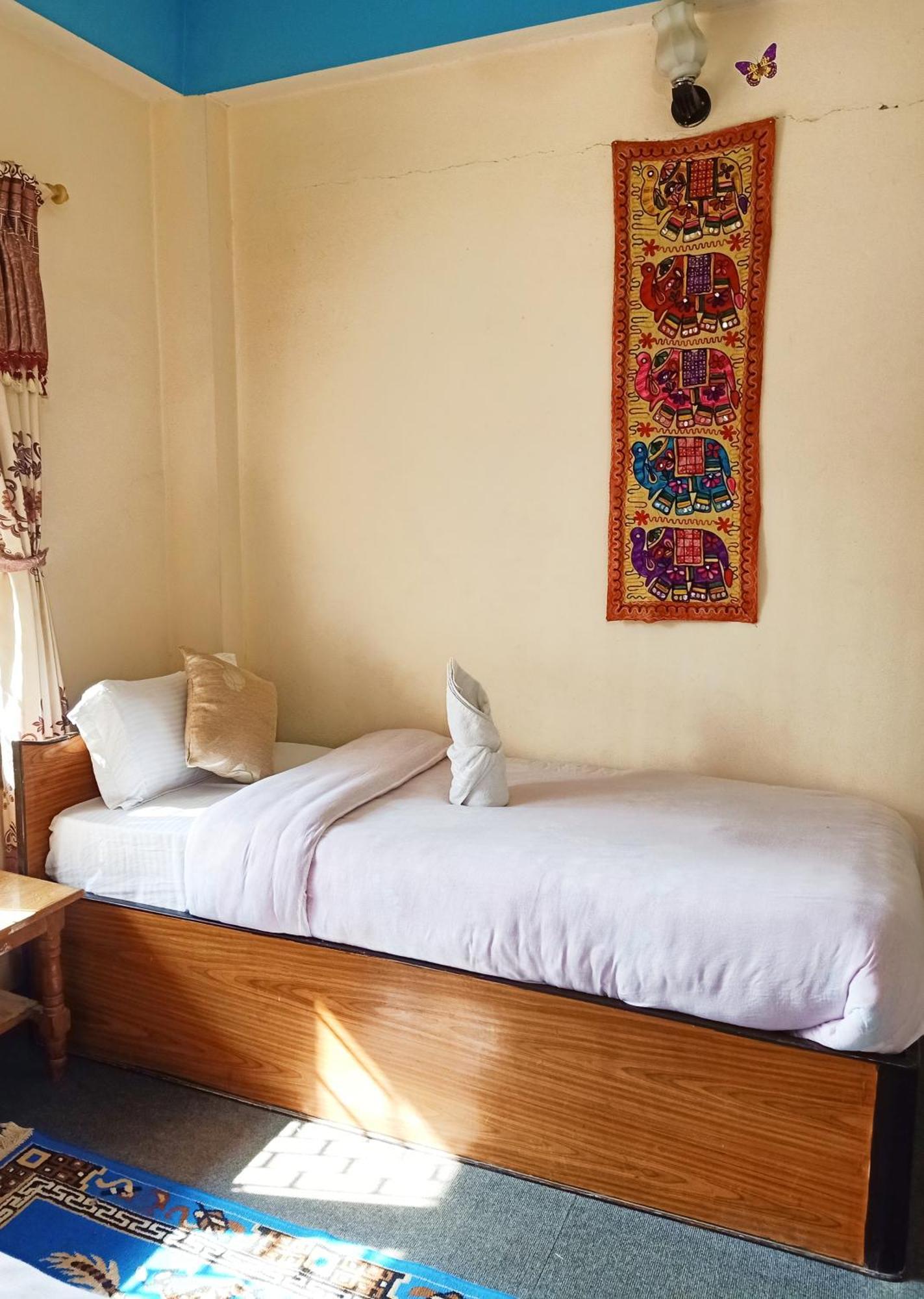 Hotel Rhinoceros-Homestay Sauraha Bagian luar foto