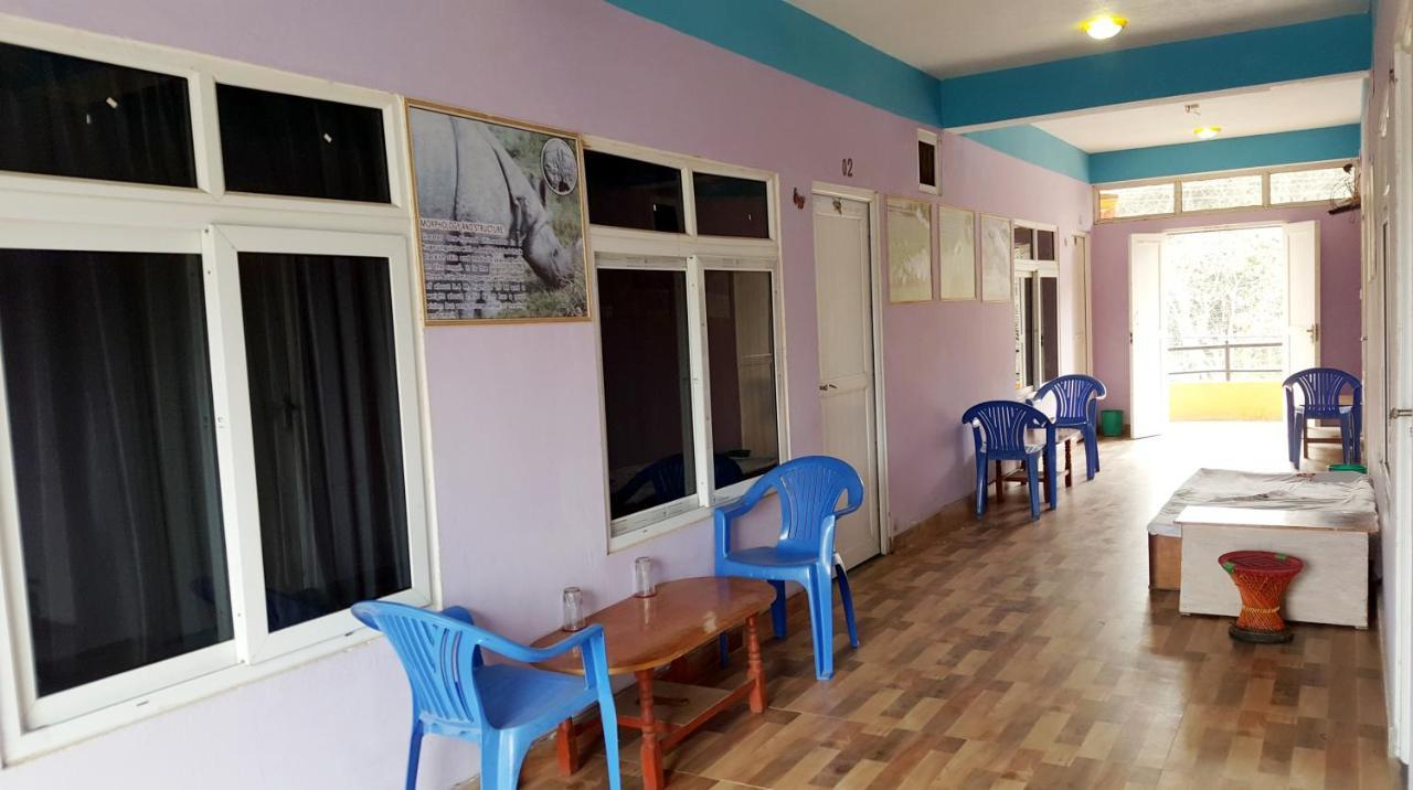 Hotel Rhinoceros-Homestay Sauraha Bagian luar foto