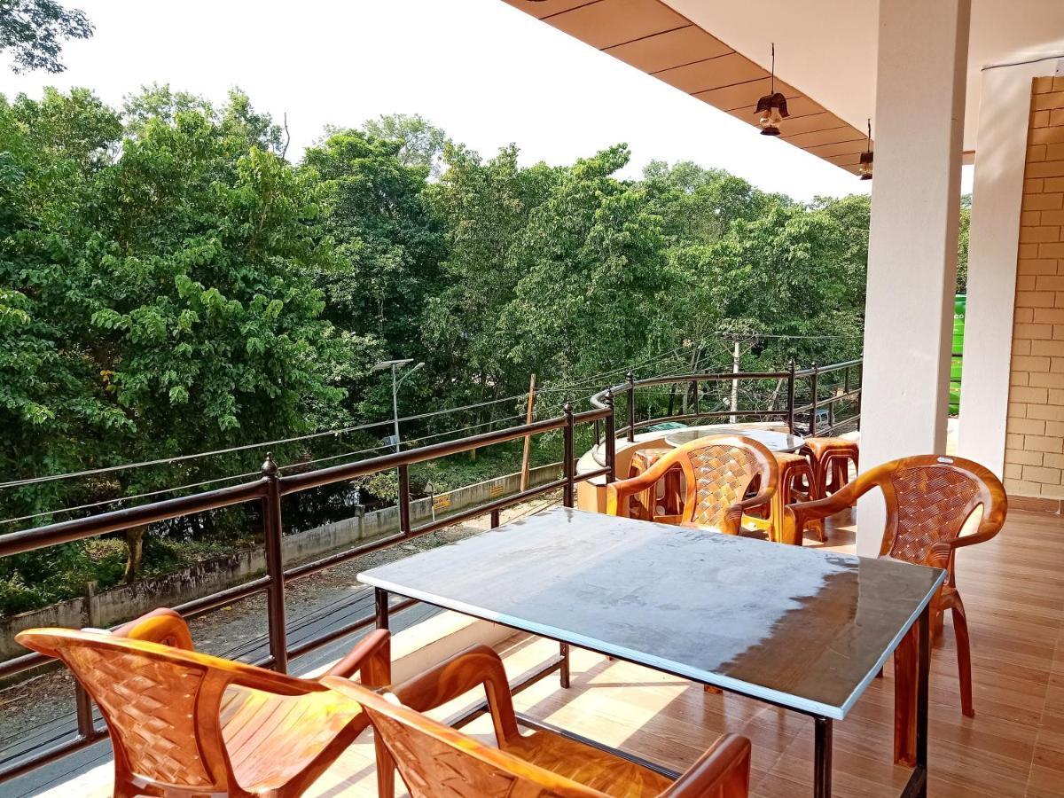 Hotel Rhinoceros-Homestay Sauraha Bagian luar foto