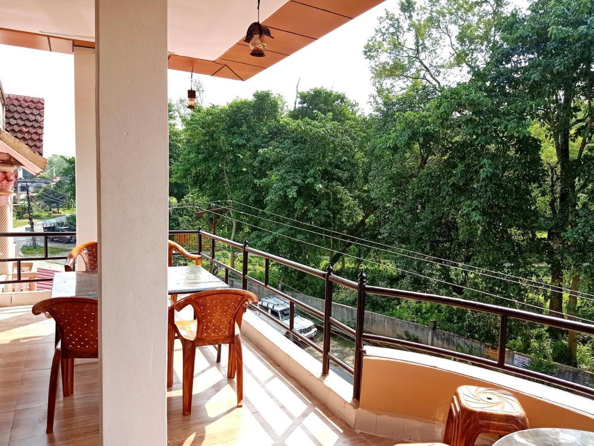 Hotel Rhinoceros-Homestay Sauraha Bagian luar foto